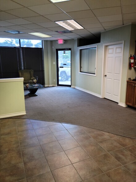 10737 Gulfdale St, San Antonio, TX à louer - Photo de l’immeuble – Image 3 sur 12