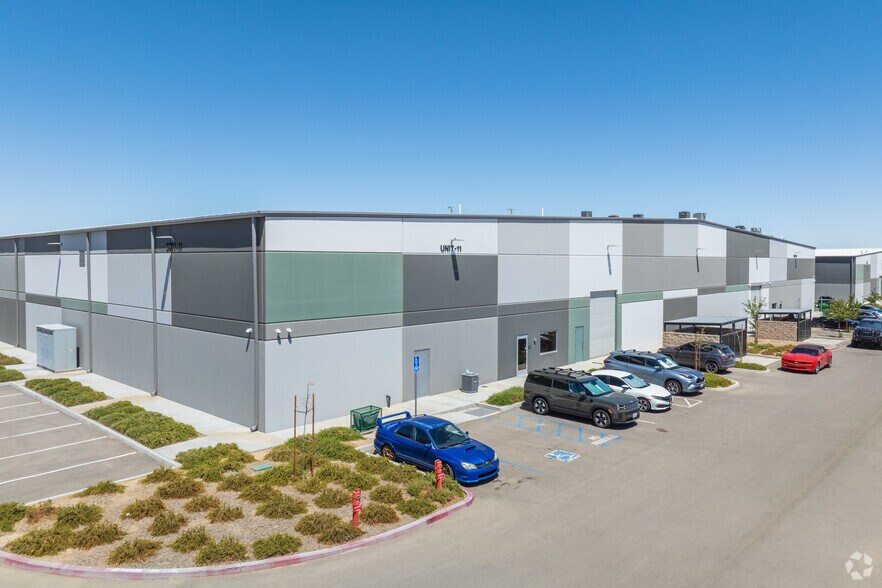 Units 9,10,11,12 portefeuille de 4 biens à vendre sur LoopNet.fr - Photo principale – Image 1 sur 1