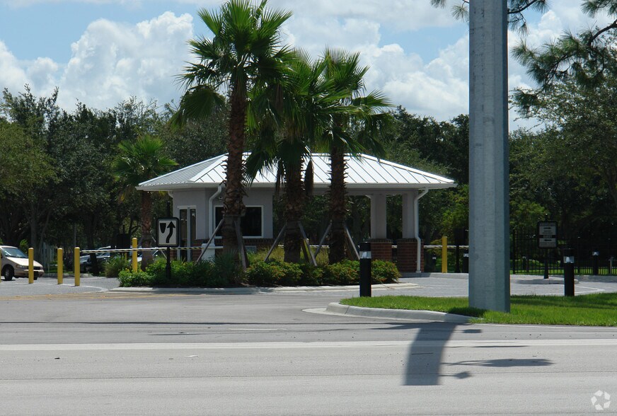 6141 Mid Metro Dr, Fort Myers, FL à vendre - Photo de l’immeuble – Image 2 sur 5