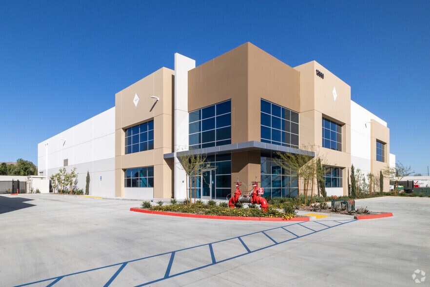 13860 Old 215 Frontage Rd, Moreno Valley, CA à vendre - Photo de l’immeuble – Image 1 sur 6