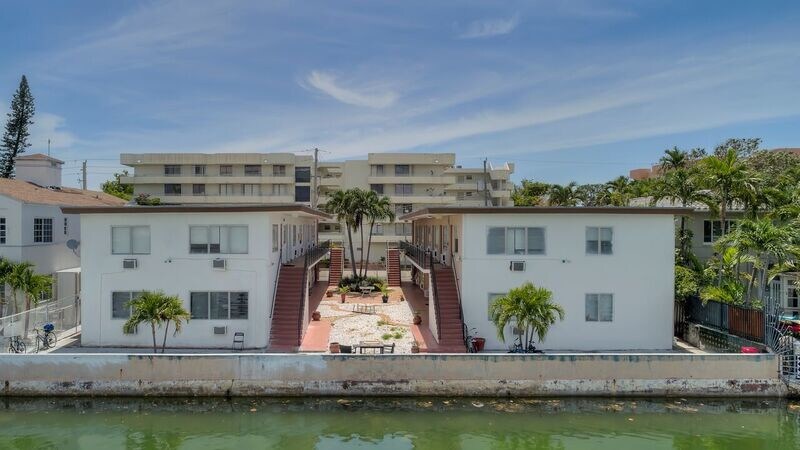 8210 Byron Ave, Miami Beach, FL à vendre - Photo de l’immeuble – Image 2 sur 8