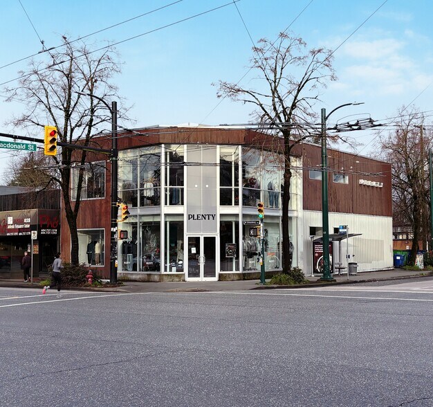 2803 W Broadway, Vancouver, BC à vendre - Photo de l’immeuble – Image 1 sur 4