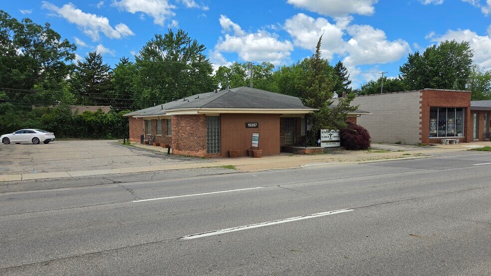 15357 Farmington Rd, Livonia, MI à vendre - Photo de l’immeuble – Image 2 sur 30