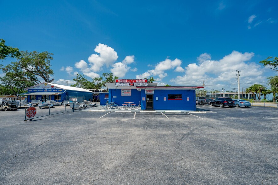 950 Ridgewood Ave, Daytona Beach, FL à louer - Photo de l’immeuble – Image 1 sur 40