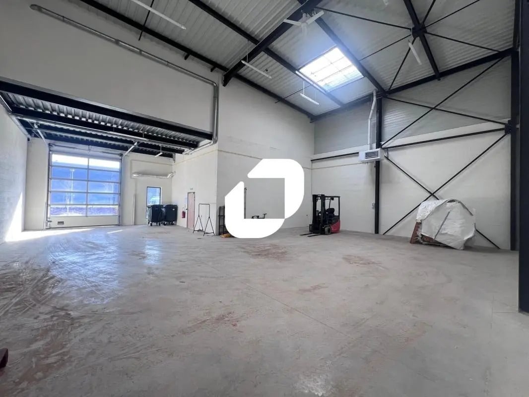 Local d’activités dans Collégien à louer Photo intérieure– Image 1 sur 12