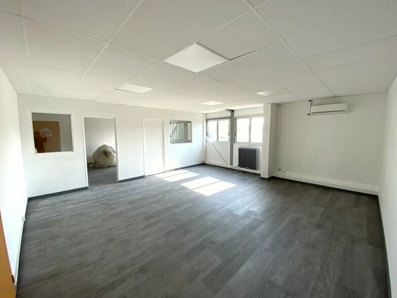 Bureau dans Villeneuve-Loubet à louer - Photo de l’immeuble – Image 1 sur 3