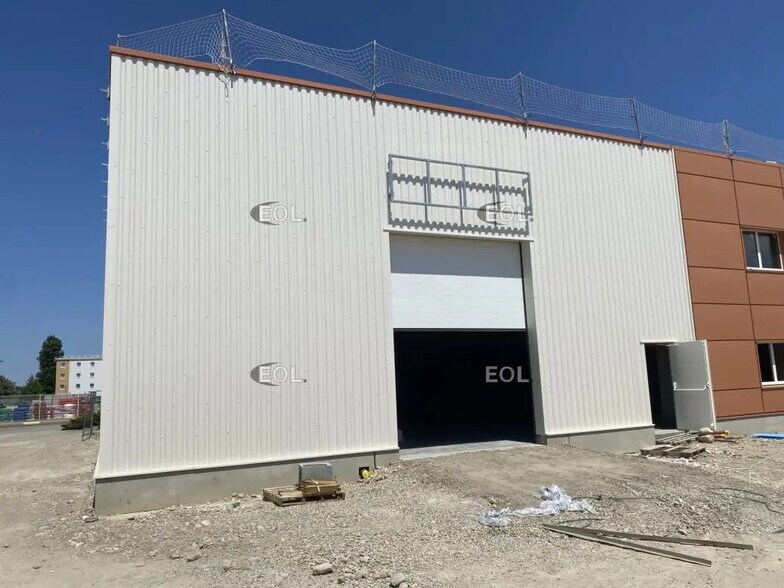 Local d’activités dans Chassieu à louer - Photo de l’immeuble – Image 2 sur 8