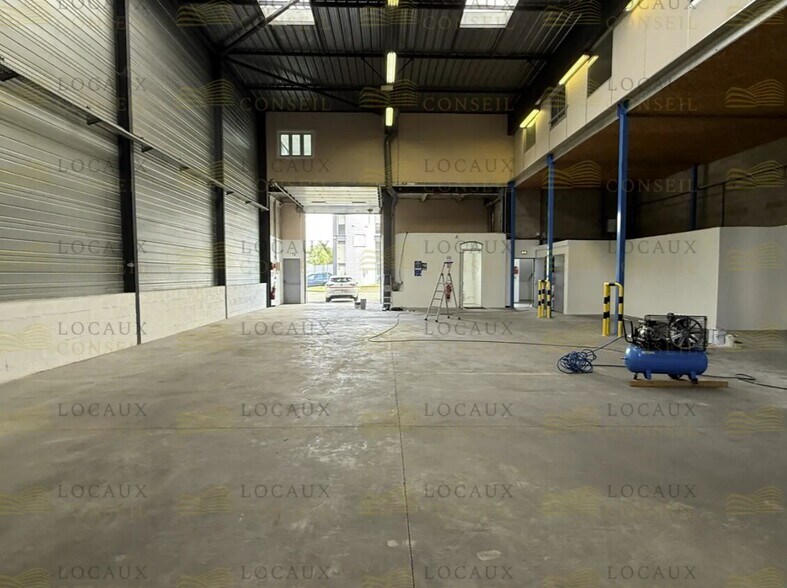 Local d’activités dans Élancourt à louer - Photo intérieure – Image 2 sur 7