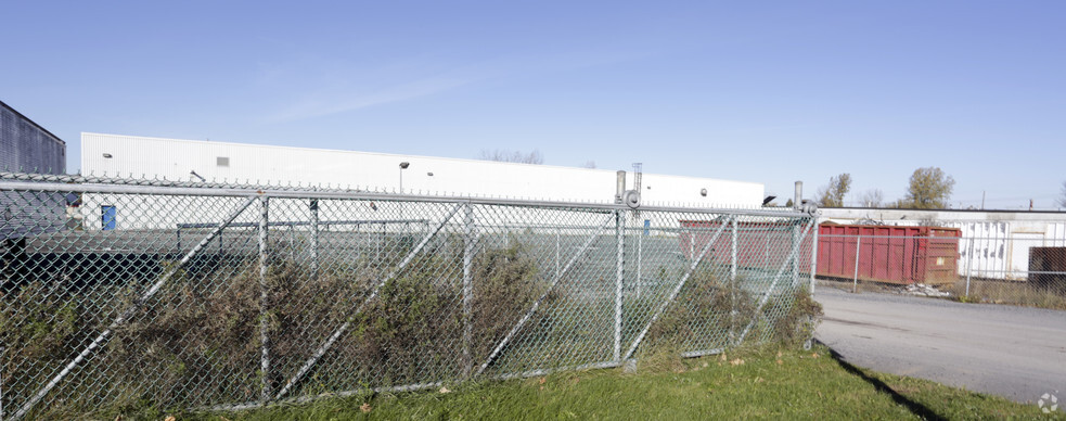 2000 Boul Industriel, Chambly, QC à louer - Photo de l’immeuble – Image 3 sur 18