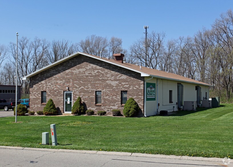 4325 Lisa Dr, Tipp City, OH à vendre - Photo de l’immeuble – Image 2 sur 7