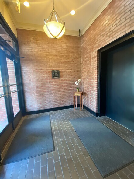 233 S Detroit Ave, Tulsa, OK à louer - Photo de l’immeuble – Image 3 sur 11