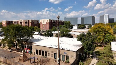 8601 W Bryn Mawr Ave, Chicago, IL à louer Photo intérieure– Image 2 sur 11