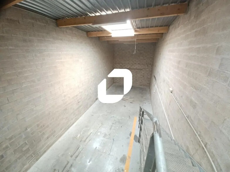 Local d’activités dans Ozoir-la-Ferrière à louer - Photo de l’immeuble – Image 3 sur 5