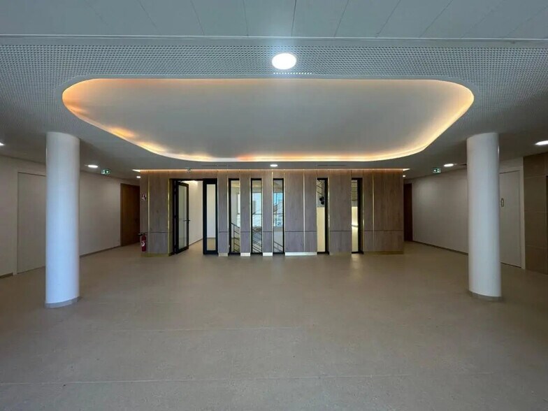 Bureau dans Genas à louer - Photo de l’immeuble – Image 1 sur 8