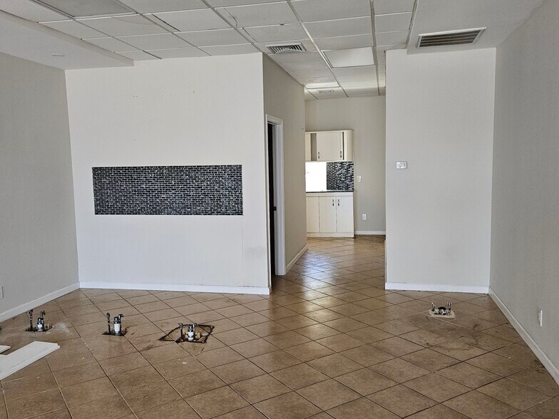 1356 Willis Ave, Albertson, NY à louer - Photo de l’immeuble – Image 3 sur 22