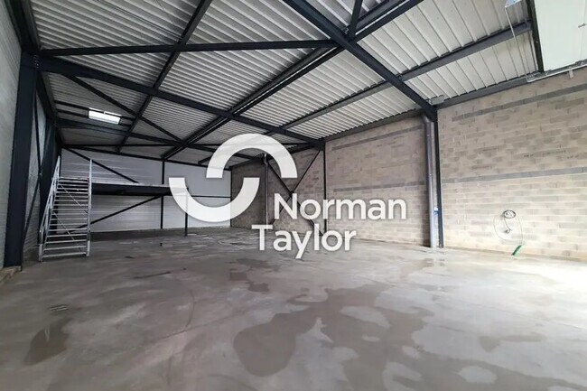 Plus de détails pour Local d'activités à louer