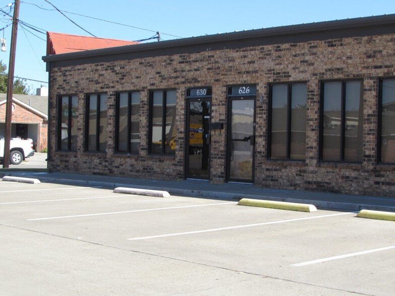 614-626 N Britain Rd, Irving, TX à louer - Photo de l’immeuble – Image 1 sur 3