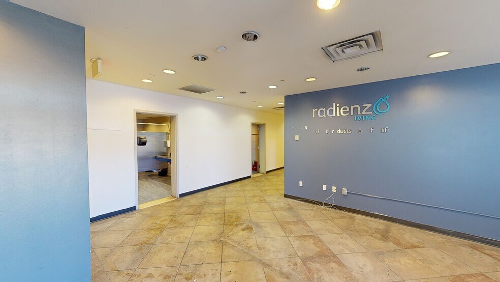 110 Emjay Blvd, Brentwood, NY à louer - Numérisation 3D Matterport – Image 2 sur 15