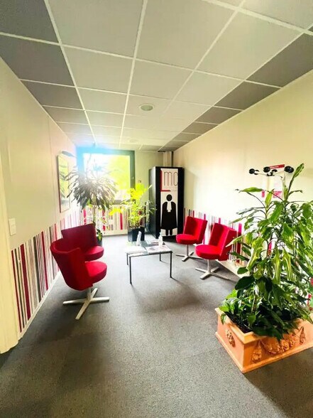 Bureau dans Montigny-le-Bretonneux à vendre - Photo de l’immeuble – Image 2 sur 7