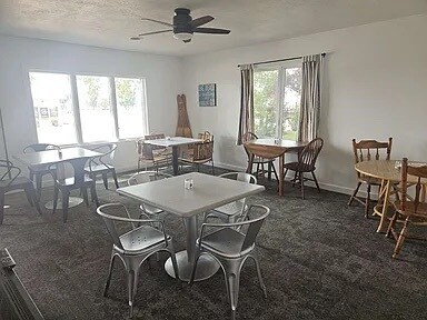 2212 Okoboji Ave, Milford, IA à vendre - Photo intérieure – Image 3 sur 7
