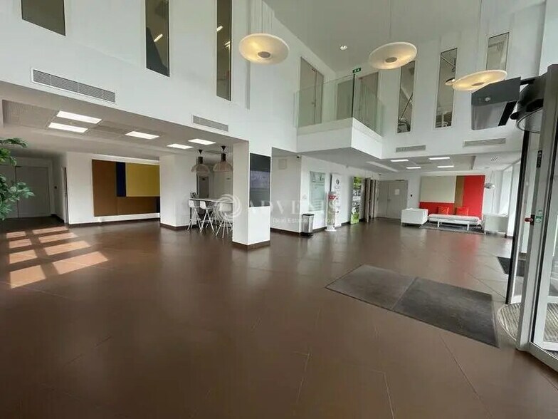 Bureau dans Vélizy-Villacoublay à louer - Hall d’entrée – Image 3 sur 8