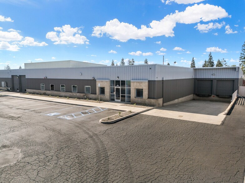 6801 McDivitt Dr, Bakersfield, CA à louer - Photo de l’immeuble – Image 2 sur 8