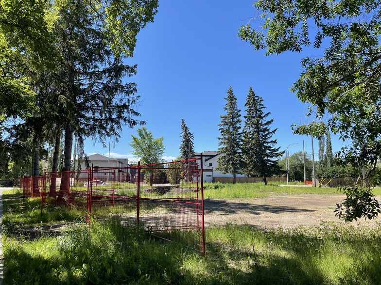 10504 128 St NW, Edmonton, AB à vendre - Photo de l’immeuble – Image 2 sur 5
