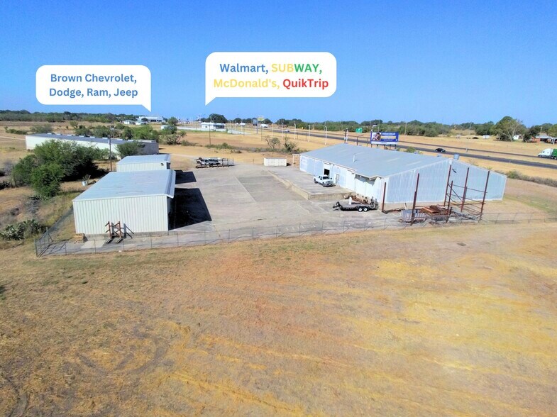 161 County Road 777, Devine, TX à vendre - Photo de l’immeuble – Image 3 sur 11