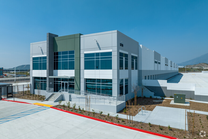 5770 N Industrial Pky, San Bernardino, CA à louer - Photo de l’immeuble – Image 2 sur 7