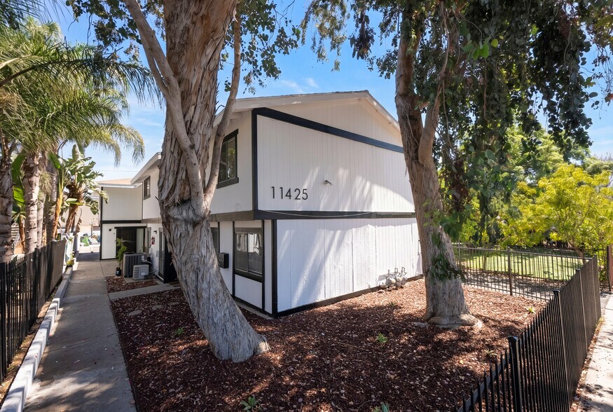 11425 Tiara St, North Hollywood, CA à vendre - Photo de l’immeuble – Image 2 sur 13