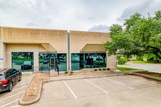 2020 Rutland Dr, Austin, TX à louer Photo de l’immeuble– Image 1 sur 4
