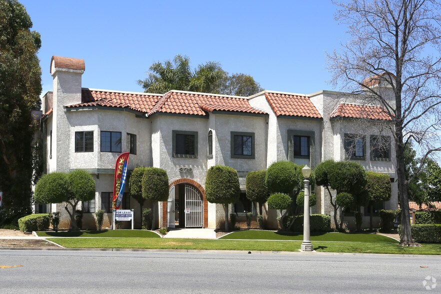370 W Grand Blvd, Corona, CA à louer - Photo de l’immeuble – Image 1 sur 21