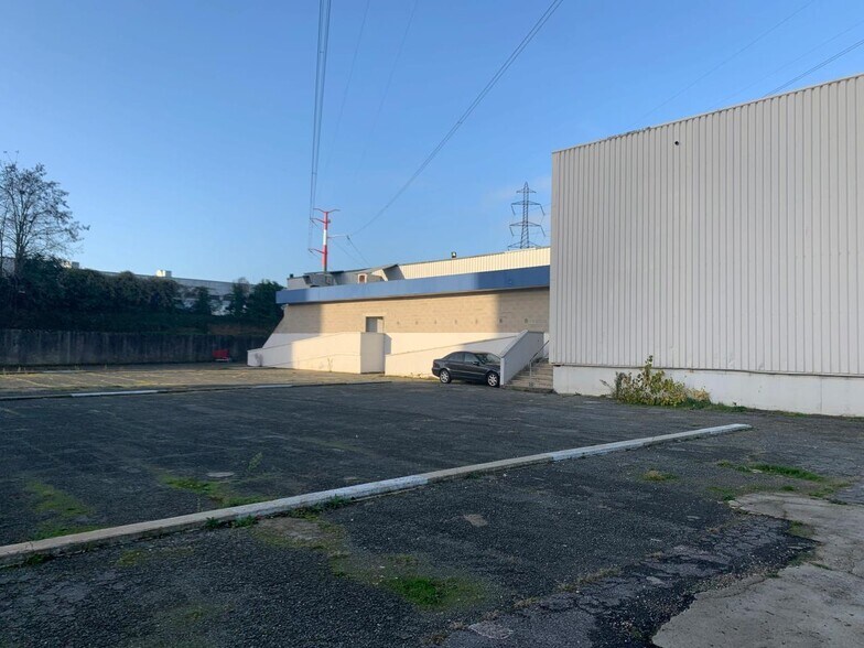 Local d'activités dans Osny à vendre - Photo de l’immeuble – Image 2 sur 9