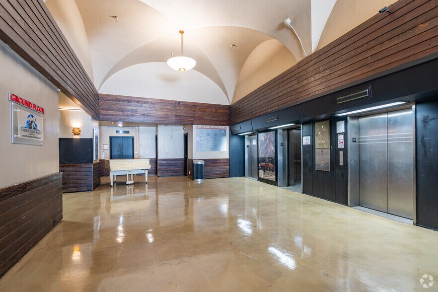 155 W Washington Blvd, Los Angeles, CA à louer - Hall d’entrée – Image 2 sur 7