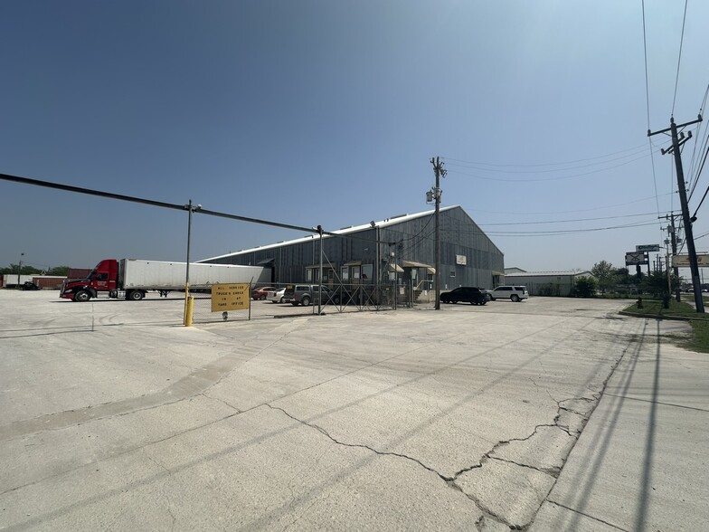 242 N WW White Rd, San Antonio, TX à vendre - Photo de l’immeuble – Image 3 sur 7