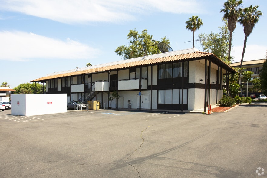 601 N Golden Circle Dr, Santa Ana, CA à vendre - Photo de l’immeuble – Image 2 sur 16
