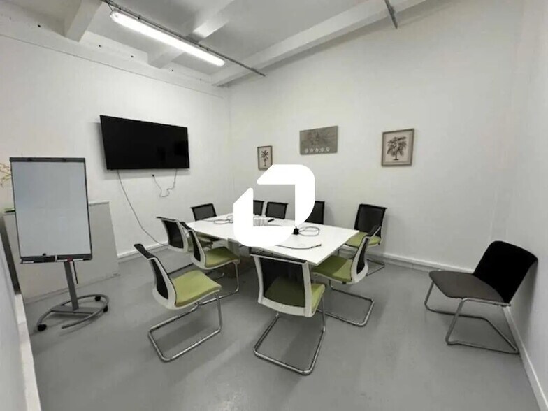 Local d’activités dans Bezons à louer - Photo de l’immeuble – Image 2 sur 10