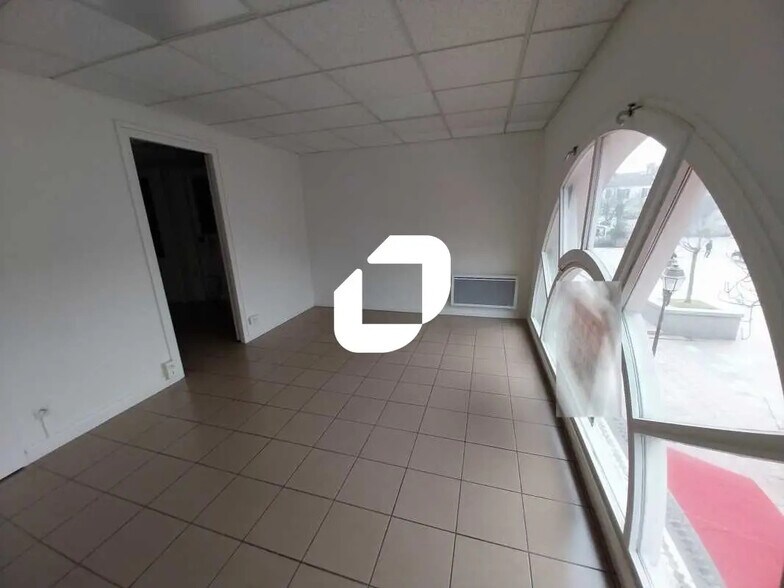 Bureau dans Poissy à louer - Photo de l’immeuble – Image 2 sur 4