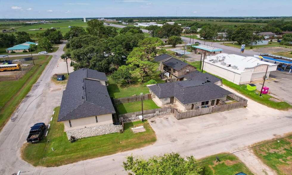 301 Avenue H, Van Vleck, TX à vendre - Photo de l’immeuble – Image 2 sur 102