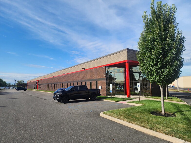 375 Raritan Center Pky, Edison, NJ à louer - Photo de l’immeuble – Image 1 sur 3