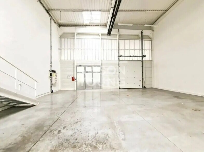 Local d’activités dans Palaiseau à louer - Photo de l’immeuble – Image 1 sur 4