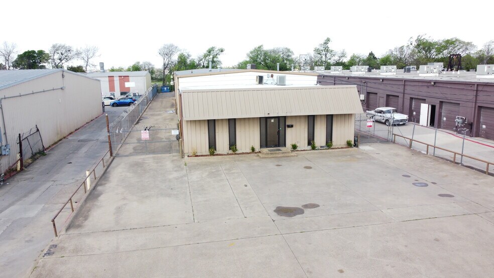 10917 Indian Trl, Dallas, TX à vendre - Photo de l’immeuble – Image 1 sur 27