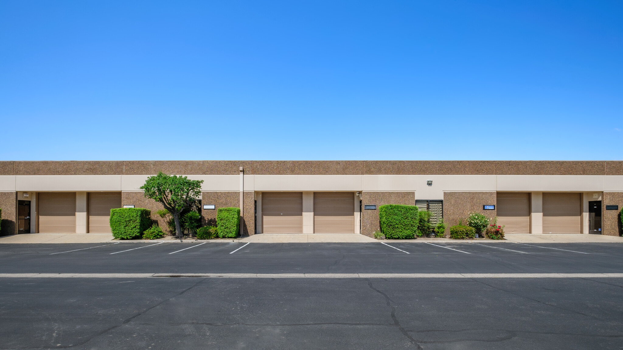 402 W Bedford Ave, Fresno, CA à louer Photo de l’immeuble– Image 1 sur 7