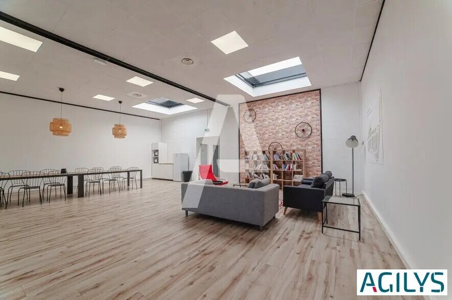 Local d’activités dans Ivry-sur-Seine à louer - Photo de l’immeuble – Image 2 sur 8