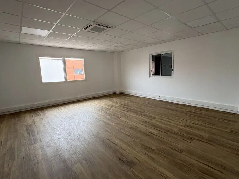 Bureau dans Chassieu à louer - Photo de l’immeuble – Image 3 sur 8