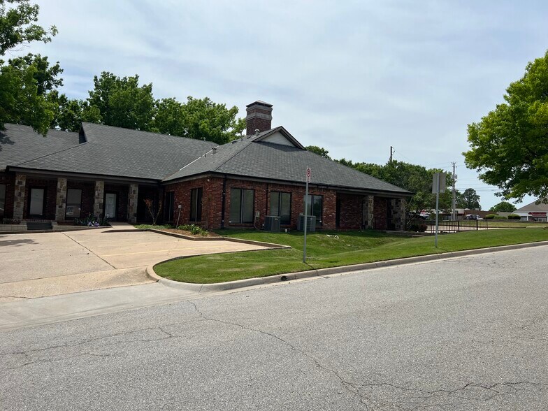 7901 S Sheridan Rd, Tulsa, OK à louer - Photo de l’immeuble – Image 3 sur 11
