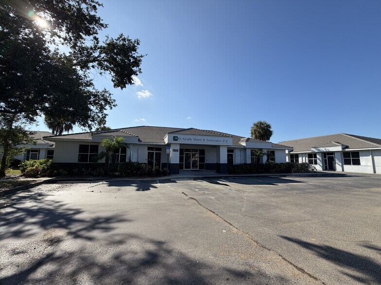 6150 Diamond Centre Ct, Fort Myers, FL à vendre - Photo de l’immeuble – Image 1 sur 7