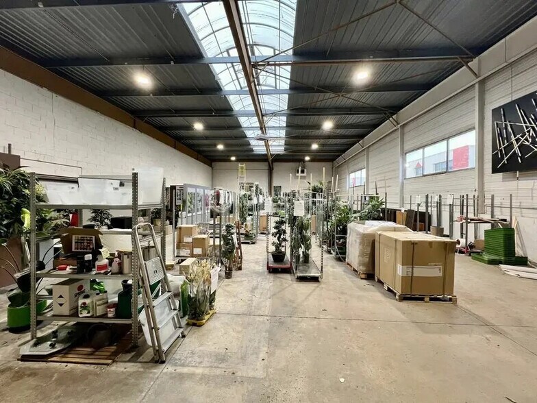 Local d’activités dans Bezons à louer - Photo de l’immeuble – Image 2 sur 12