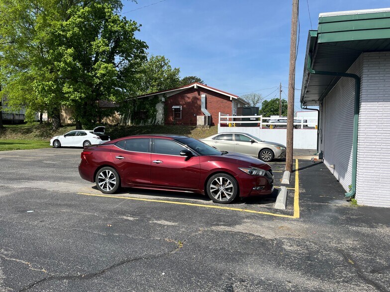 403 E Wood St, Paris, TN à louer - Photo de l’immeuble – Image 3 sur 11