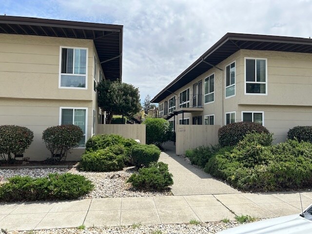 345 Oak St, Mountain View, CA à vendre - Photo de l’immeuble – Image 1 sur 5